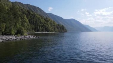 Teletskoye Gölü 'nün Rocky sahili.