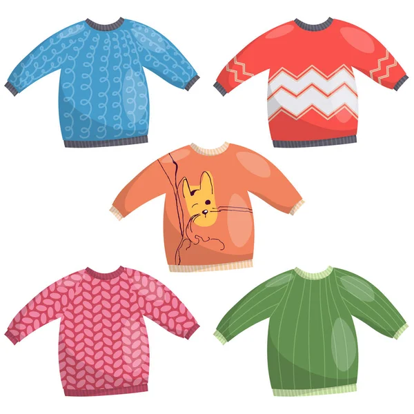 Un conjunto de suéteres cálidos multicolores con diferentes estampados. — Vector de stock