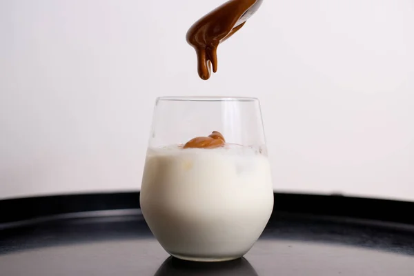 Кофе Сливки Наливают Стакан Молока Утрам — стоковое фото