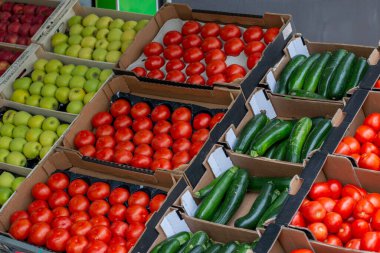 Pazarda taze organik sebze ve meyve standı