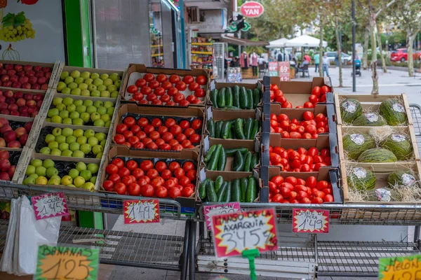 Pazarda Taze Organik Sebze Meyve Standı — Stok fotoğraf