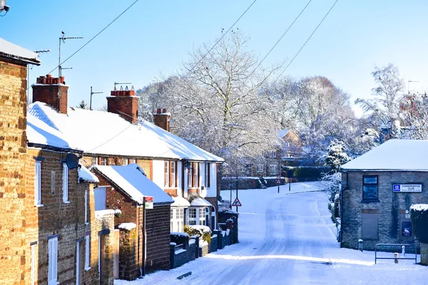 Straße mit zweistöckigen Häusern, alles im Schnee. — Stockfoto