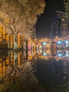 Şehirdeki Çeşmede Yansıma