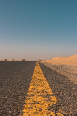 Çölde yol, hiçbir yere çıkmıyor.