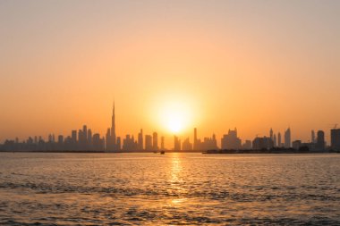 Dubai Şehir Merkezi Günbatımı Burj Halife ile derenin üzerinde