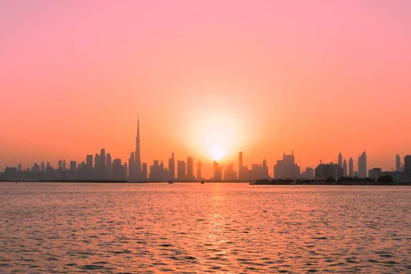 Burj Halife ile birlikte Nehir 'in üzerinde sıcak Dubai Şehir Günbatımı