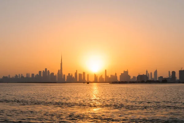 Dubai Şehir Merkezi Günbatımı Burj Halife ile derenin üzerinde