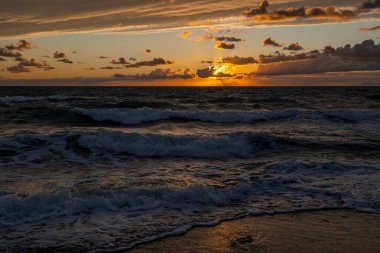 Baltık Denizi 'nin kumlu sahilinde gün batımı