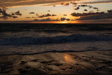 Baltık Denizi 'nin kumlu sahilinde gün batımı, Fehmarn Adası, Almanya