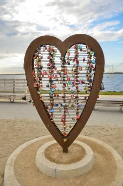 Almanya 'nın Fehmarn adasında aşk anıtı kilitlendi