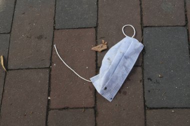 Korona enfeksiyonuna karşı kırılmış ve atılmış tıbbi maske.