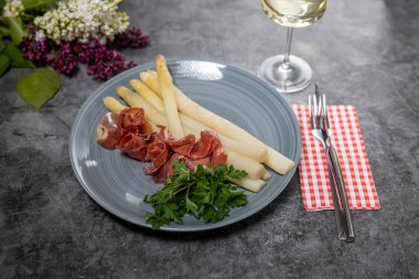 Serrano jambonlu beyaz kuşkonmaz.