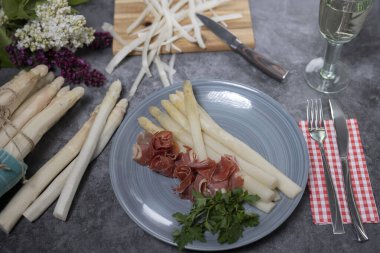 Yeni soyulmuş kuşkonmaz ve Serrano jambonuyla servis edilen beyaz jöle.