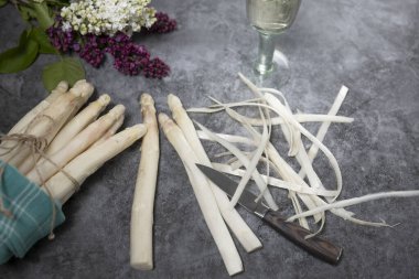 Beyaz kuşkonmaz bıçakla soyulmuş 