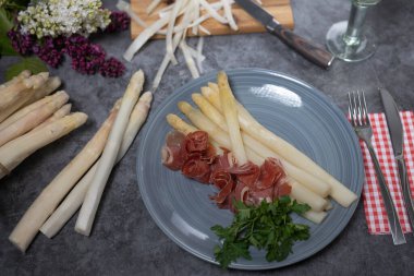 Yeni soyulmuş kuşkonmaz ve Serrano jambonuyla servis edilen beyaz jöle.