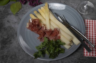 Serrano jambonlu beyaz kuşkonmaz.