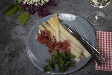 Serrano jambonlu beyaz kuşkonmaz.