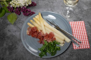 Serrano jambonlu beyaz kuşkonmaz.