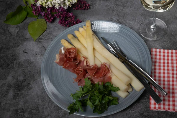 Serrano jambonlu beyaz kuşkonmaz.