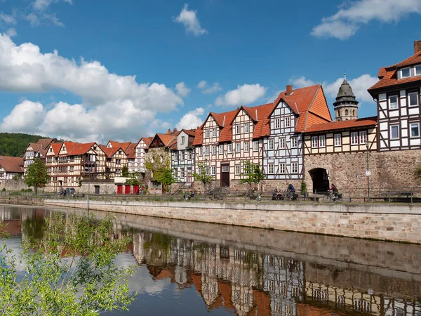 Bunte Häuserpanoramen an der Fulda in der historischen Stadt Hannoversch Munden — Stockfoto