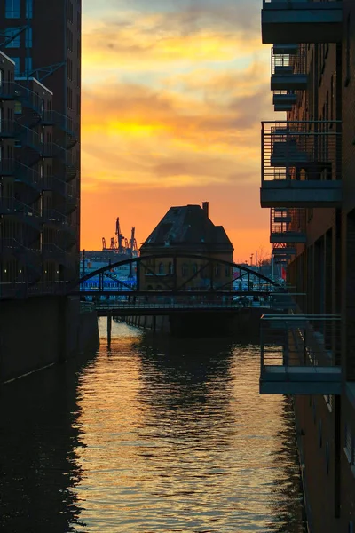 Historic police station on the Kehrwiederspitze in the Port of Hamburg at sunset — Stock Photo, Image