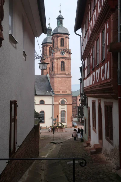 Le torri della chiesa di San Jakobus a Miltenberg attraversano un vecchio vicolo cittadino — Foto Stock