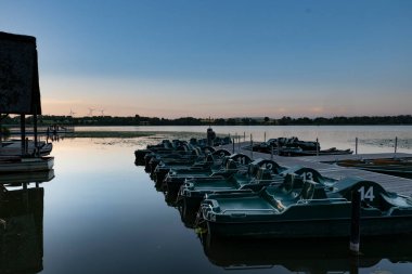 Romantik, pedallı eski kayıkhane, Seeburger See, Lower Saxony, Almanya