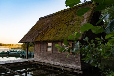 İniş sahnesi olan romantik, eski kayıkhane, Seeburger See, Lower Saxony, Almanya