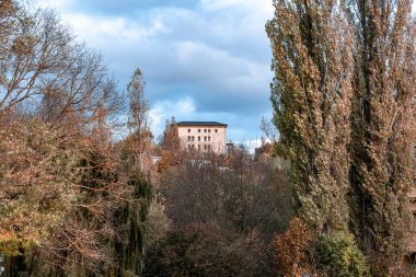 Weimar 'da bir parktan ağaçlarla çevrili, binayla uzaktan görülür.