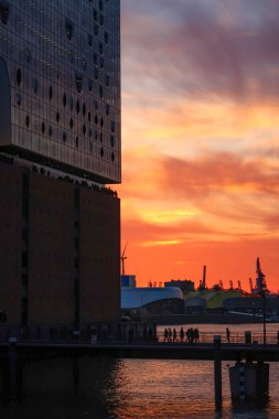 Hamburg 'da gün batımında Elbphilharmonie