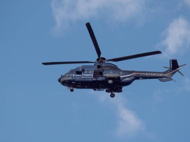 Alman Federal Polis helikopteri havada.