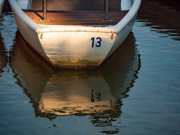 Un bote de remos en la etapa de aterrizaje bajo el sol de la tarde — Foto de Stock