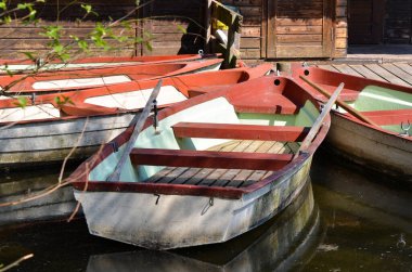 İniş sahnesinde sandallar 
