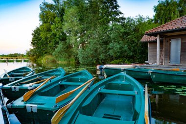 İniş sahnesinde sandallar
