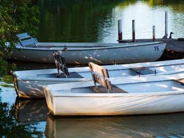 İniş sahnesinde sandallar 