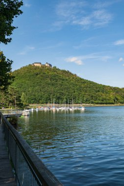 Waldeck Şatosu Edersee dağının tepesinde güzel bir yaz gününde
