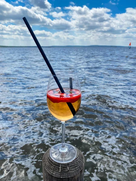 Golpe de fresa en una copa de vino en un tapón de madera en el mar — Foto de Stock