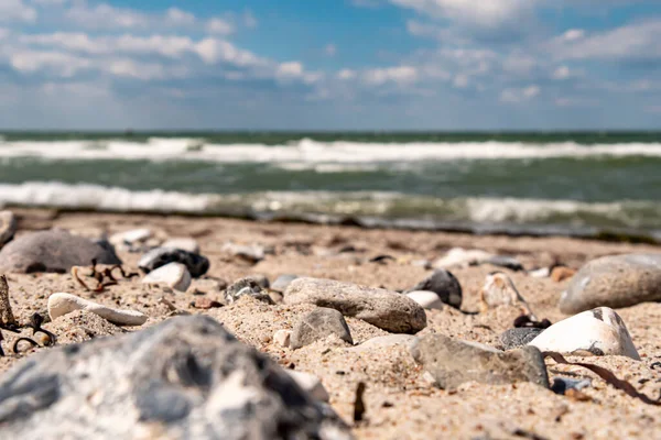 Denize bakan kumlu bir sahilin zemin katındaki görüntüsü. Düşük hasar derinliği