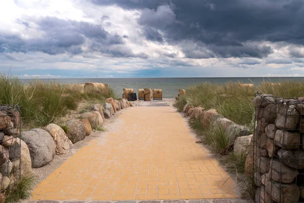 Acesso à praia na praia sul na ilha de Fehmarn em nuvens de chuva — Fotografia de Stock