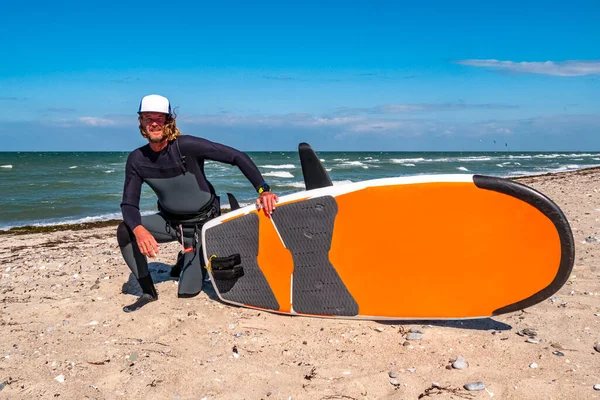 Πορτρέτο Ενός Αρσενικού Kite Foil Surfer Σανίδα Στην Παραλία Περισσότερες Royalty Free Εικόνες Αρχείου