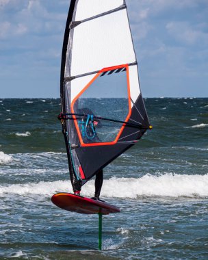 Rüzgâr Sörfçüsü denizde sörf yapıyor. Koleksiyonumda daha fazla sörf fotoğrafı