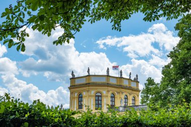 Kassel 'deki barok portakalının bir kısmı, Almanya' da yeşil çit ve dallarla çerçevelenmiş. Koleksiyonumda daha fazla mimari ve seyahat fotoğrafı