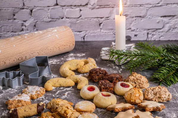 Χριστουγεννιάτικα Κεράσματα Φρεσκοψημένα Χριστουγεννιάτικα Μπισκότα Μαγειρικά Σκεύη Περισσότερες Φωτογραφίες Τροφίμων Royalty Free Φωτογραφίες Αρχείου
