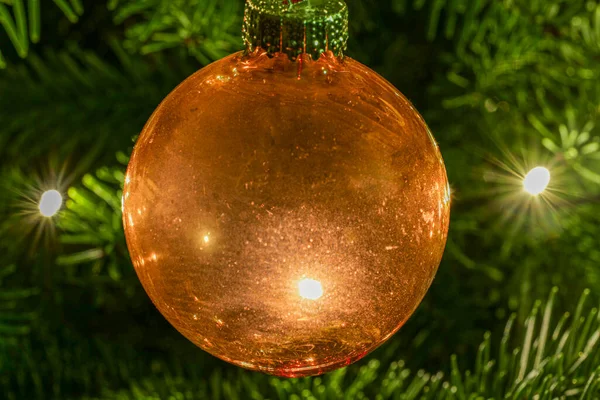 Κοντινό Πλάνο Μιας Χρυσοκάστανης Χριστουγεννιάτικης Μπάλας Δέντρου Στο Δέντρο Μια — Φωτογραφία Αρχείου