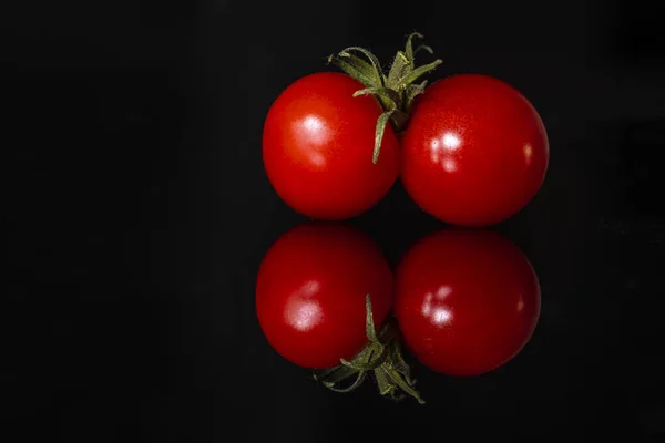 Tomaten Die Auf Schwarzem Hintergrund Mit Spiegelungen Zusammengewachsen Sind Hochwertiges — Stockfoto