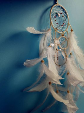 Mavi duvarın arka planında düş kapanı 