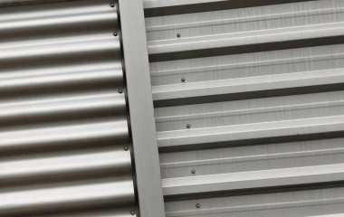 Ofis binasının duvarında iki tür metal levha var.