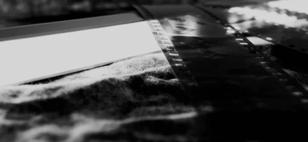Arkadaki ışığın altında fotoğraflı film seyretmek. Kapat..