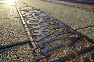 Varşova, Mazowia, Polonya 30 Ekim 2021. Chodna Caddesi. Varşova Gettosu 'nun duvarı burada duruyordu. Tarihi konum