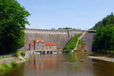Pilchowice, Wlen, Lower Silesia, Polonya 13 Temmuz 2021 Barajı ve hidroelektrik santrali Pilchowice aşağıdan görünüyor